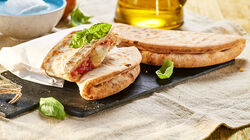 Stuzzichini per aperitivo e finger food - Calzoncello Pomodoro e Mozzarella