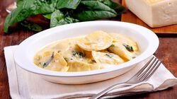 Ristopiatti: i primi piatti gourmet - "I Ristopiatti" Mezzelune con Salsa ai Formaggi e Spinaci