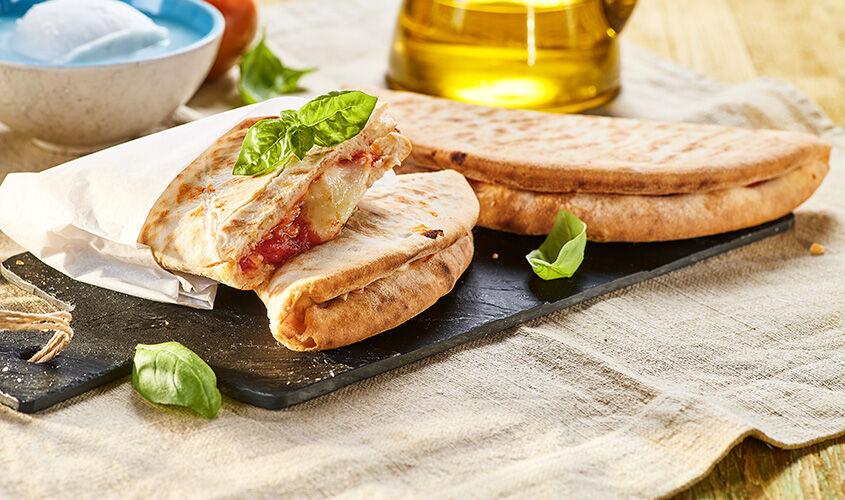 Stuzzichini per aperitivo e finger food - Calzoncello Pomodoro e Mozzarella