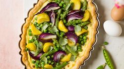 Torta rustica primavera con piselli, asparagi, cipolla rossa e patate Bofrost
