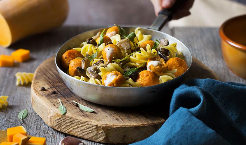 Pasta con polpettine di zucca ripiene al gorgonzola, funghi e salvia fritta Bofrost